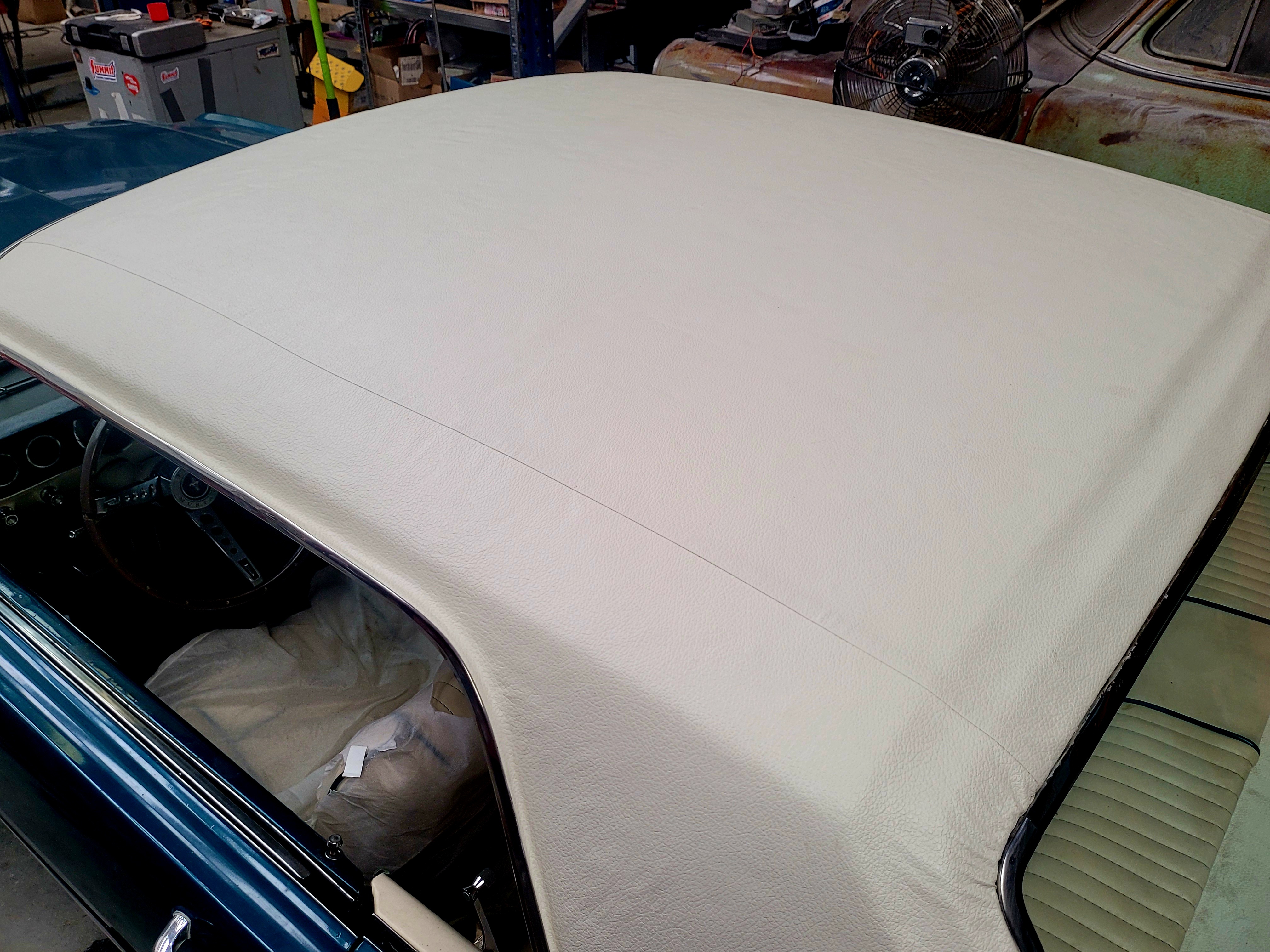 Remplacement du vinyle de toit sur cette belle mustang coupé v8 de 1965